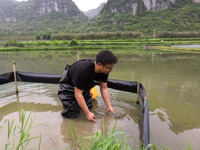 人民網(wǎng)報(bào)道我校生化學(xué)院易弋博士--把科研成果寫(xiě)在田間地頭